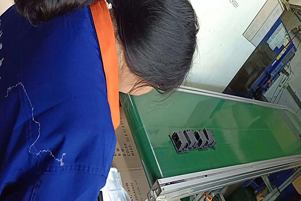 塑膠模具知識——冷除了加衣服，還要注意「加強筋」